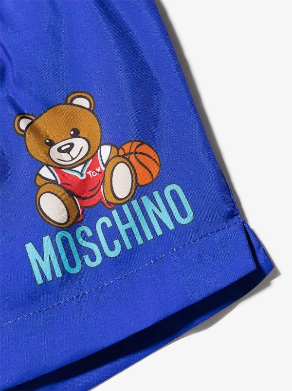 ( Nouvelle Collection ) Moschino Kids 40457 SURF BLUE Short De Bain à Motif Teddy Bear Enfant 5 ( Nouvelle Collection ) Moschino Kids 40457 SURF BLUE Short De Bain à Motif Teddy Bear Enfant – Image 3