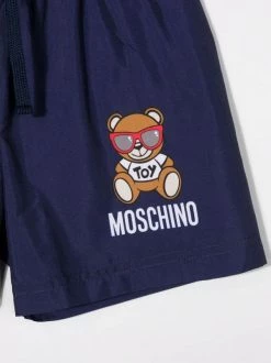 ( Nouvelle Collection ) Moschino Kids Short De Bain à Motif Graphique 40016 NAVY BLUE 7 ( Nouvelle Collection ) Moschino Kids Short De Bain à Motif Graphique 40016 NAVY BLUE -Moschino Kids Soldes Boutique 17375216 39757558 600