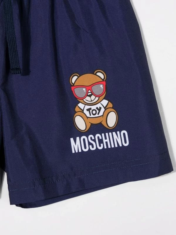 ( Nouvelle Collection ) Moschino Kids Short De Bain à Motif Graphique 40016 NAVY BLUE 5 ( Nouvelle Collection ) Moschino Kids Short De Bain à Motif Graphique 40016 NAVY BLUE – Image 3