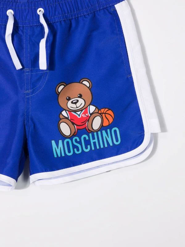 ( Nouvelle Collection ) Moschino Kids Short De Bain à Motif Teddy Bear Enfant 5 ( Nouvelle Collection ) Moschino Kids Short De Bain à Motif Teddy Bear Enfant – Image 3