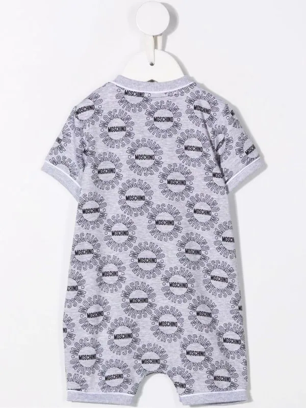 ( Nouvelle Collection ) Moschino Kids 83395 GREY LOGO CIRCLE Trousseau De Naissance à Logo Enfant 5 ( Nouvelle Collection ) Moschino Kids 83395 GREY LOGO CIRCLE Trousseau De Naissance à Logo Enfant – Image 3