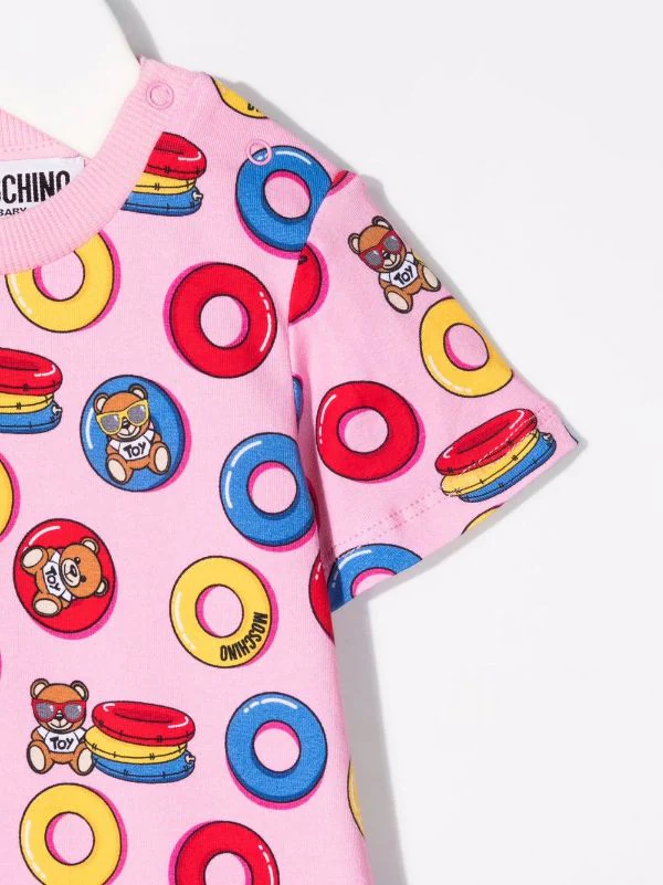 ( Nouvelle Collection ) Moschino Kids Lot De Deux Pyjamas à Imprimé Graphique Enfant 6 ( Nouvelle Collection ) Moschino Kids Lot De Deux Pyjamas à Imprimé Graphique Enfant – Image 4