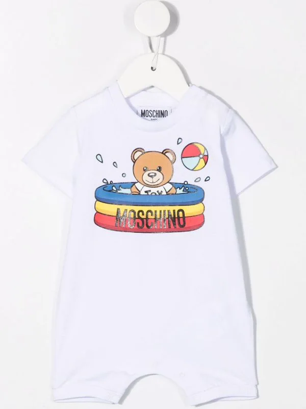 ( Nouvelle Collection ) Moschino Kids White Toy Fruits Lot De Deux Pyjamas à Imprimé Graphique Enfant 4 ( Nouvelle Collection ) Moschino Kids White Toy Fruits Lot De Deux Pyjamas à Imprimé Graphique Enfant – Image 2