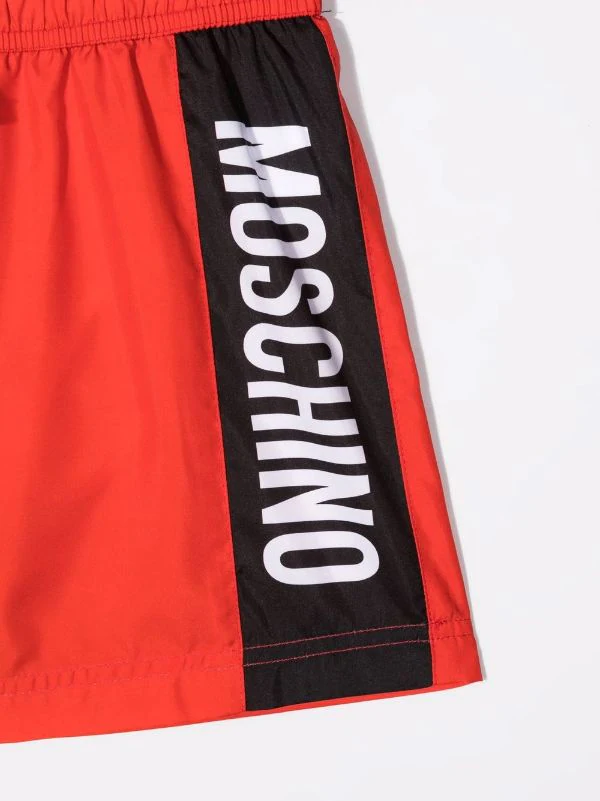 ( Nouvelle Collection ) Moschino Kids 50109 ROSSO Short De Bain à Logo Imprimé Enfant 5 ( Nouvelle Collection ) Moschino Kids 50109 ROSSO Short De Bain à Logo Imprimé Enfant – Image 3