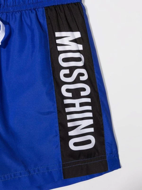 ( Nouvelle Collection ) Moschino Kids Short De Bain à Logo Imprimé 40457 BLUE 5 ( Nouvelle Collection ) Moschino Kids Short De Bain à Logo Imprimé 40457 BLUE – Image 3