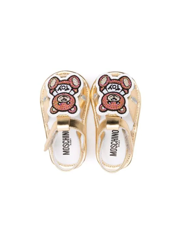 ( Nouvelle Collection ) Moschino Kids Sandales à Patch Teddy Bear 01 GOLD 5 ( Nouvelle Collection ) Moschino Kids Sandales à Patch Teddy Bear 01 GOLD – Image 3