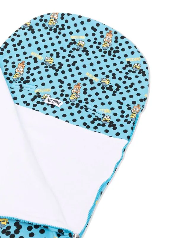 ( Nouvelle Collection ) Moschino Kids Nid D'ange Toy Minion à Logo Imprimé Enfant 4 ( Nouvelle Collection ) Moschino Kids Nid D'ange Toy Minion à Logo Imprimé Enfant – Image 2