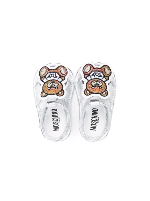 ( Nouvelle Collection ) Moschino Kids VAR2 SILVER Sandales à Attache Scratch Enfant 5 ( Nouvelle Collection ) Moschino Kids VAR2 SILVER Sandales à Attache Scratch Enfant – Image 3