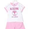 ( Nouvelle Collection ) Moschino Kids 50200 - Viola Ensemble Haut-short à Logo Imprimé Enfant 2 ( Nouvelle Collection ) Moschino Kids 50200 - Viola Ensemble Haut-short à Logo Imprimé Enfant -Moschino Kids Soldes Boutique 18232234 38978986 600