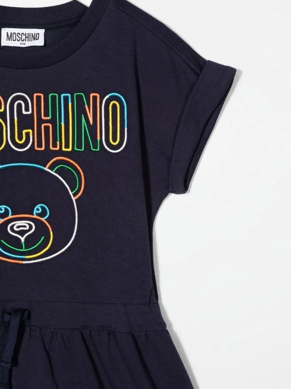 ( Nouvelle Collection ) Moschino Kids 40016 - BLUE NAVY Robe à Logo Imprimé Enfant 5 ( Nouvelle Collection ) Moschino Kids 40016 - BLUE NAVY Robe à Logo Imprimé Enfant – Image 3